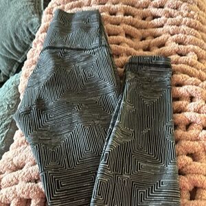 Lululemon leggings size 2 black & white geometric pattern *3